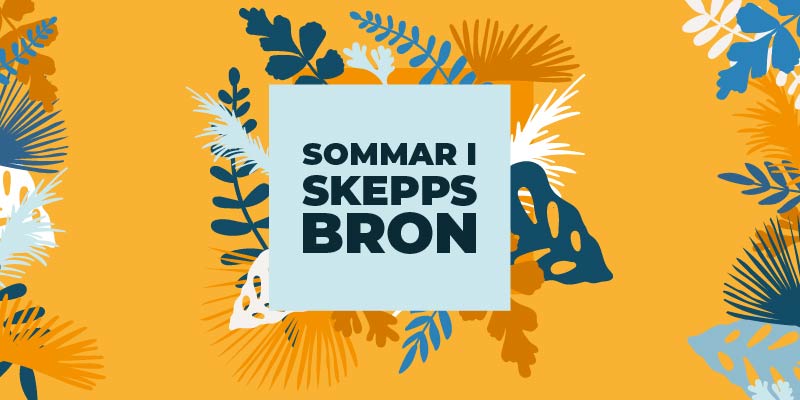 En illustrerad bild med texten Sommar i Skeppsbron. Bakgrunden är orange och på bilden finns illustrationer av olika blad i blåa, vita och orange färger.