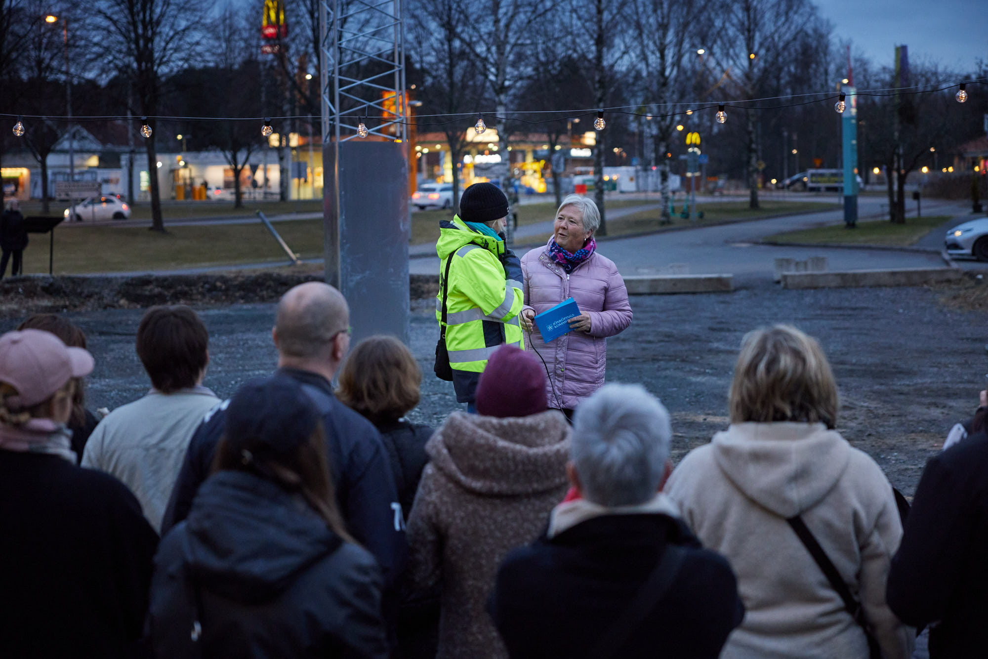 Katarina Bröms och Mona Forsberg står på scen framför konstverket