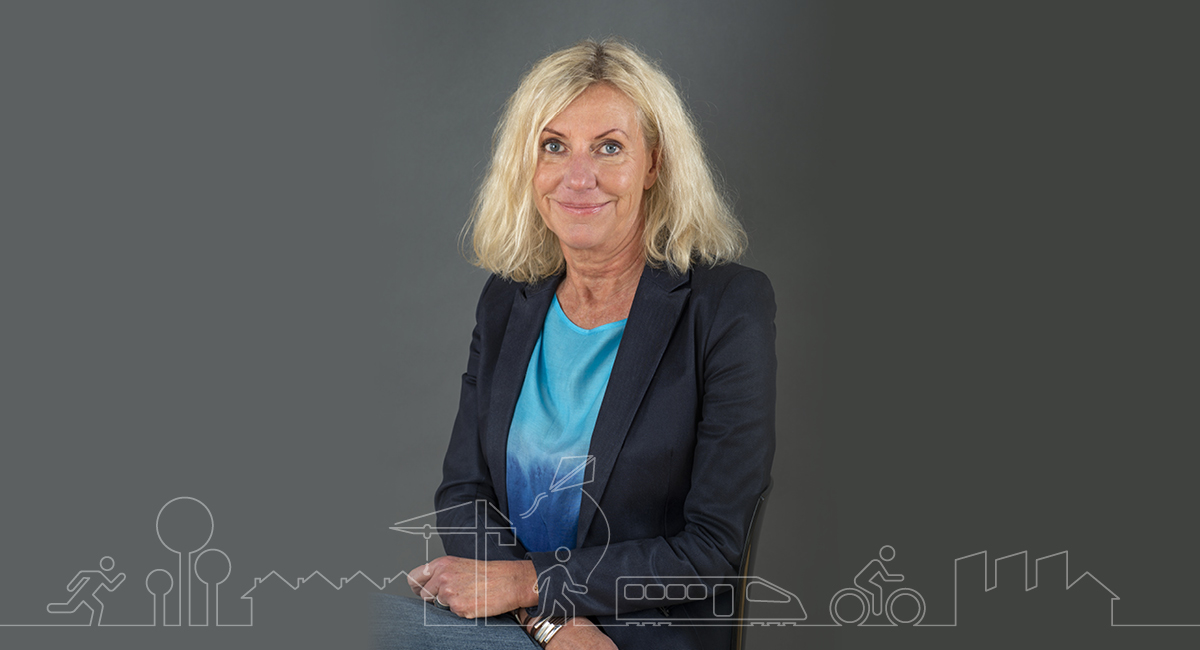 Porträttbild på Katarina Bröms mot mörkgrå bakgrund.