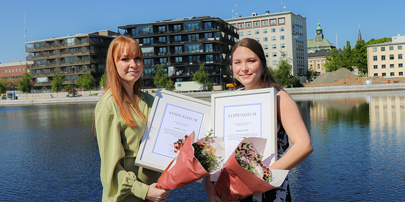 Porträttbild på Isabella och Rebecka framför Munksjön.