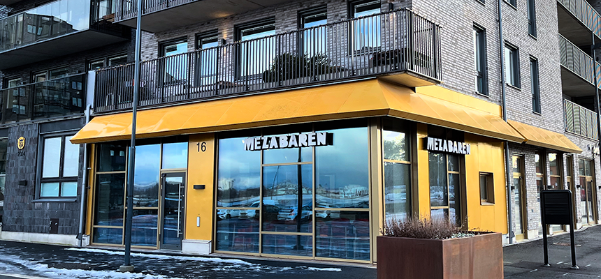 Entrén av Mezabaren ligger i hörnet av huset.