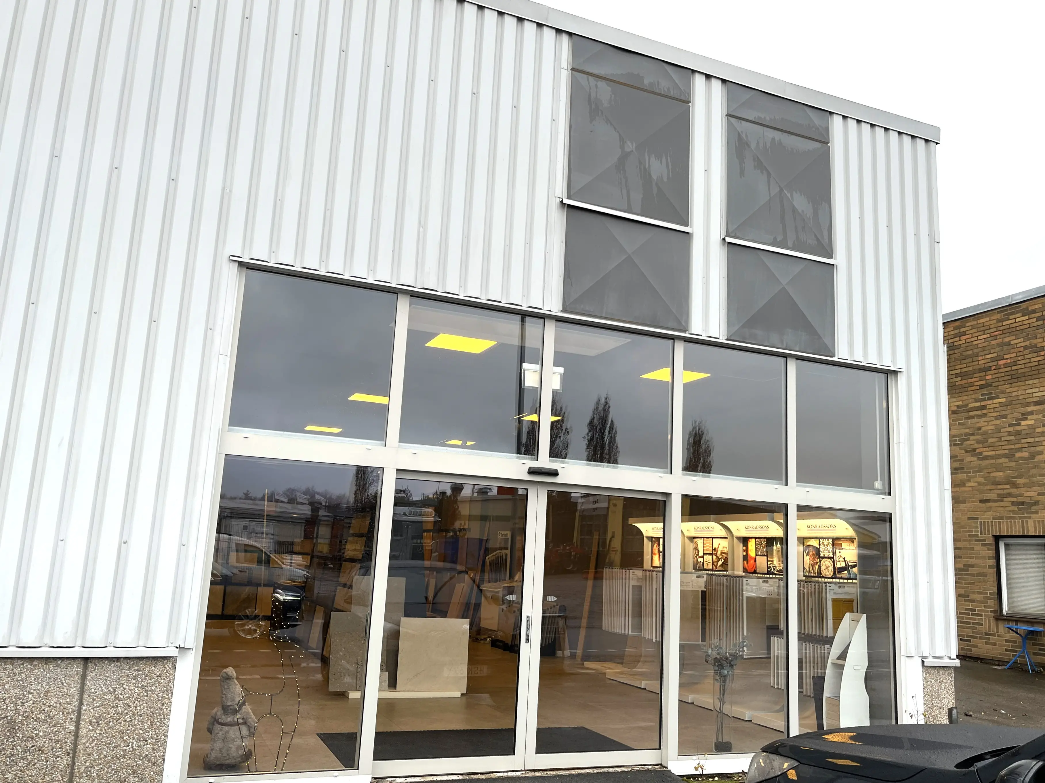 Glasfasad med entré.