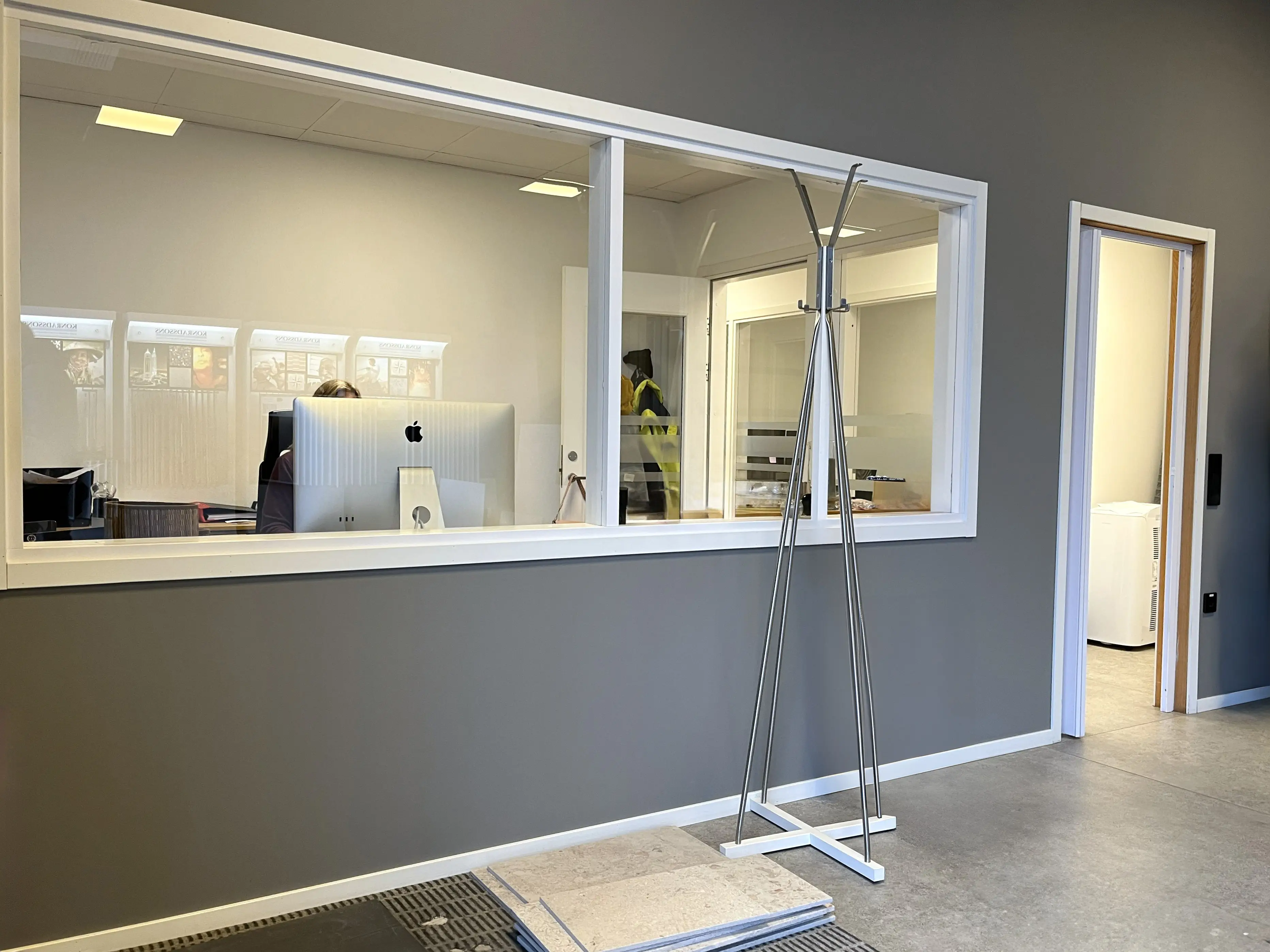 Glasvägg in till kontor.