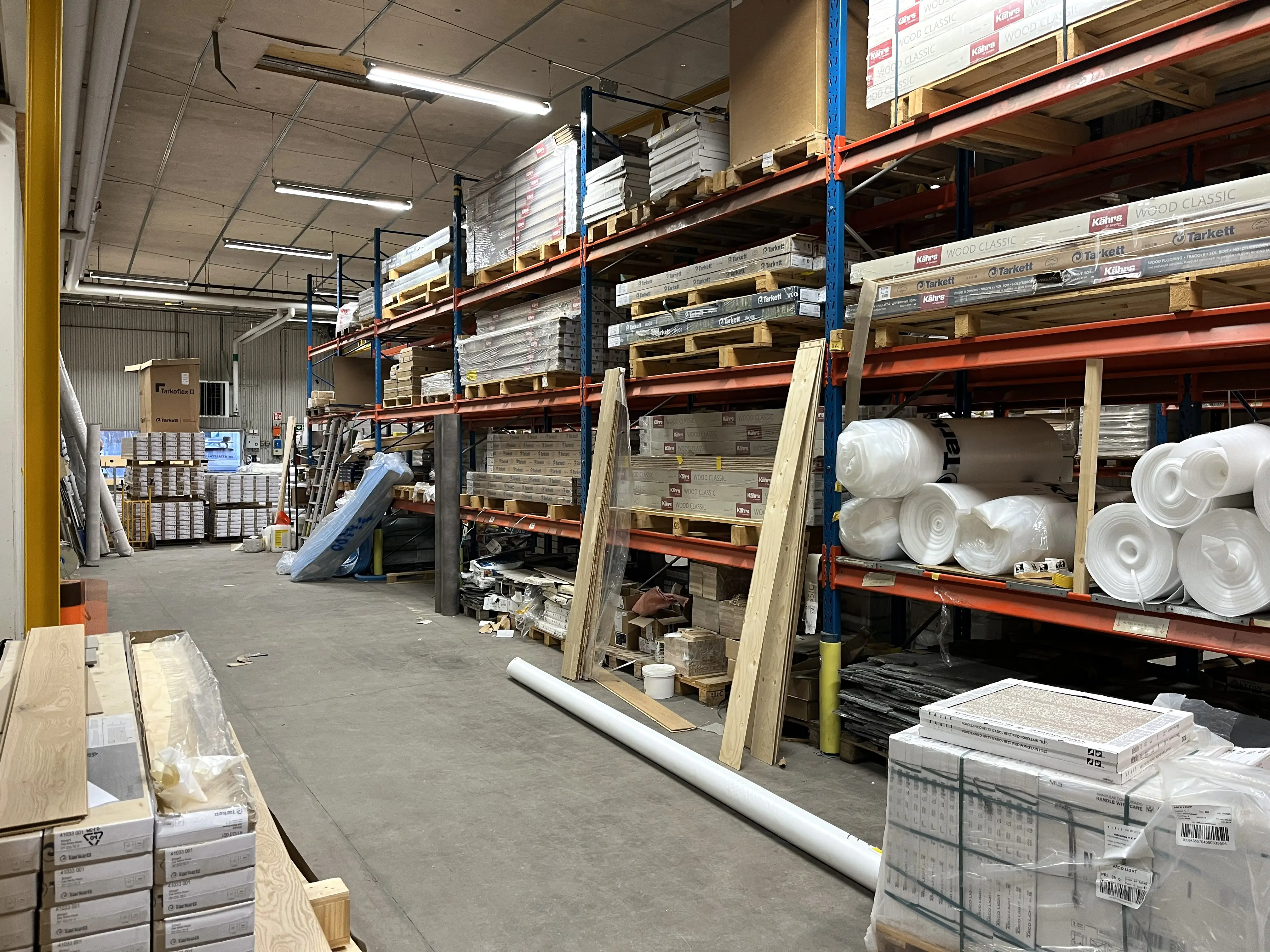 Lagerhyllor fyllda med varor.