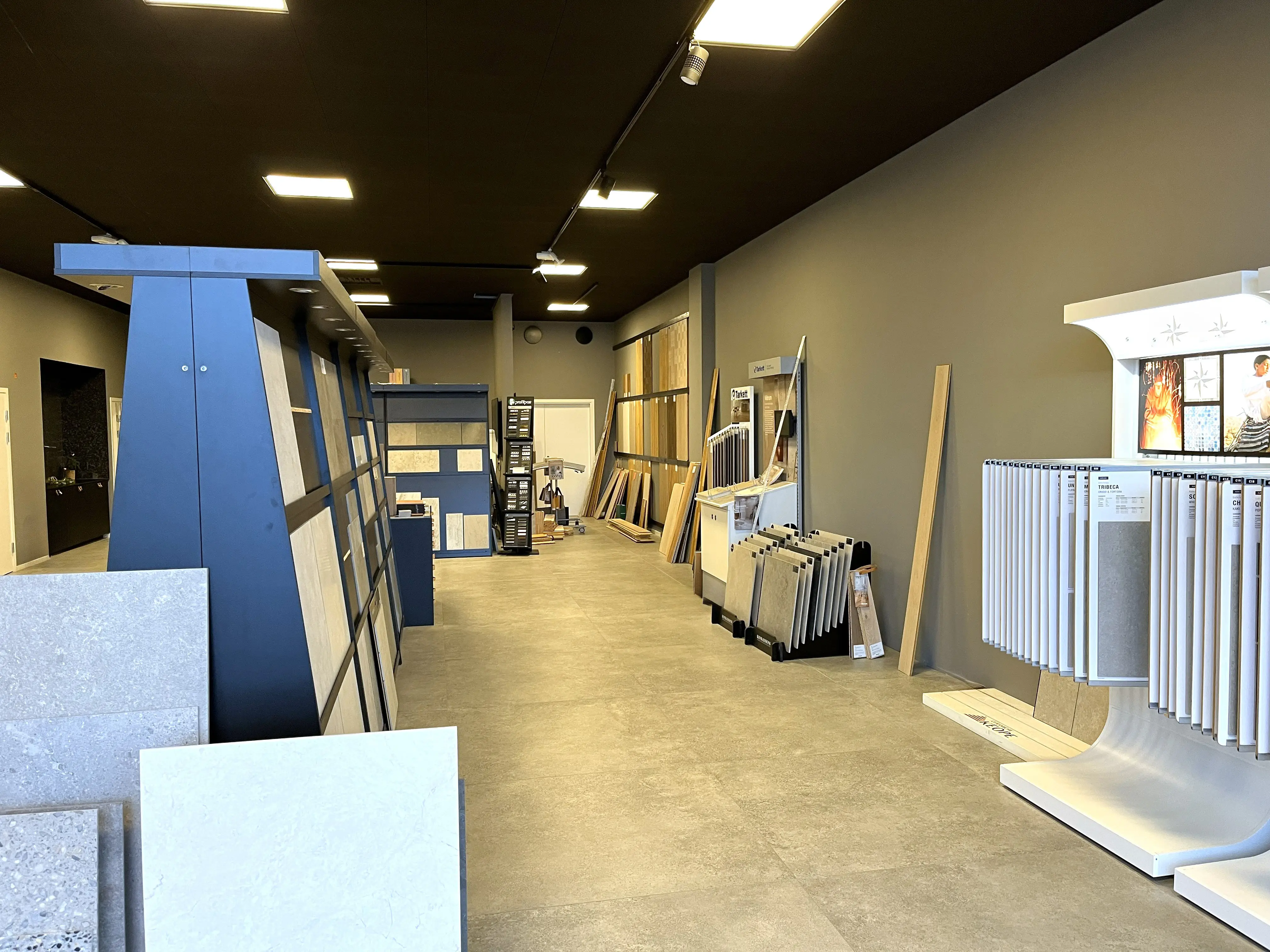 Utställningshyllor med kakel.