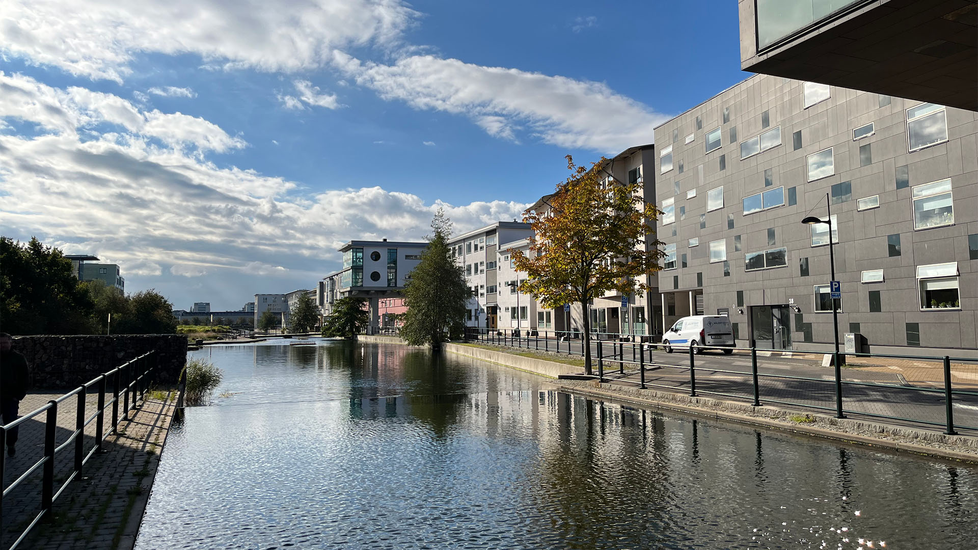 En stor vattenansamling framför bebyggelse
