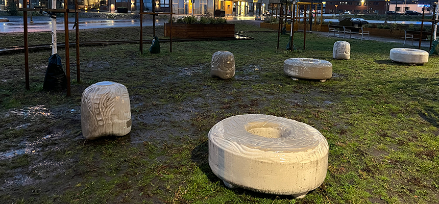 Munken är upplyst i under kvällen