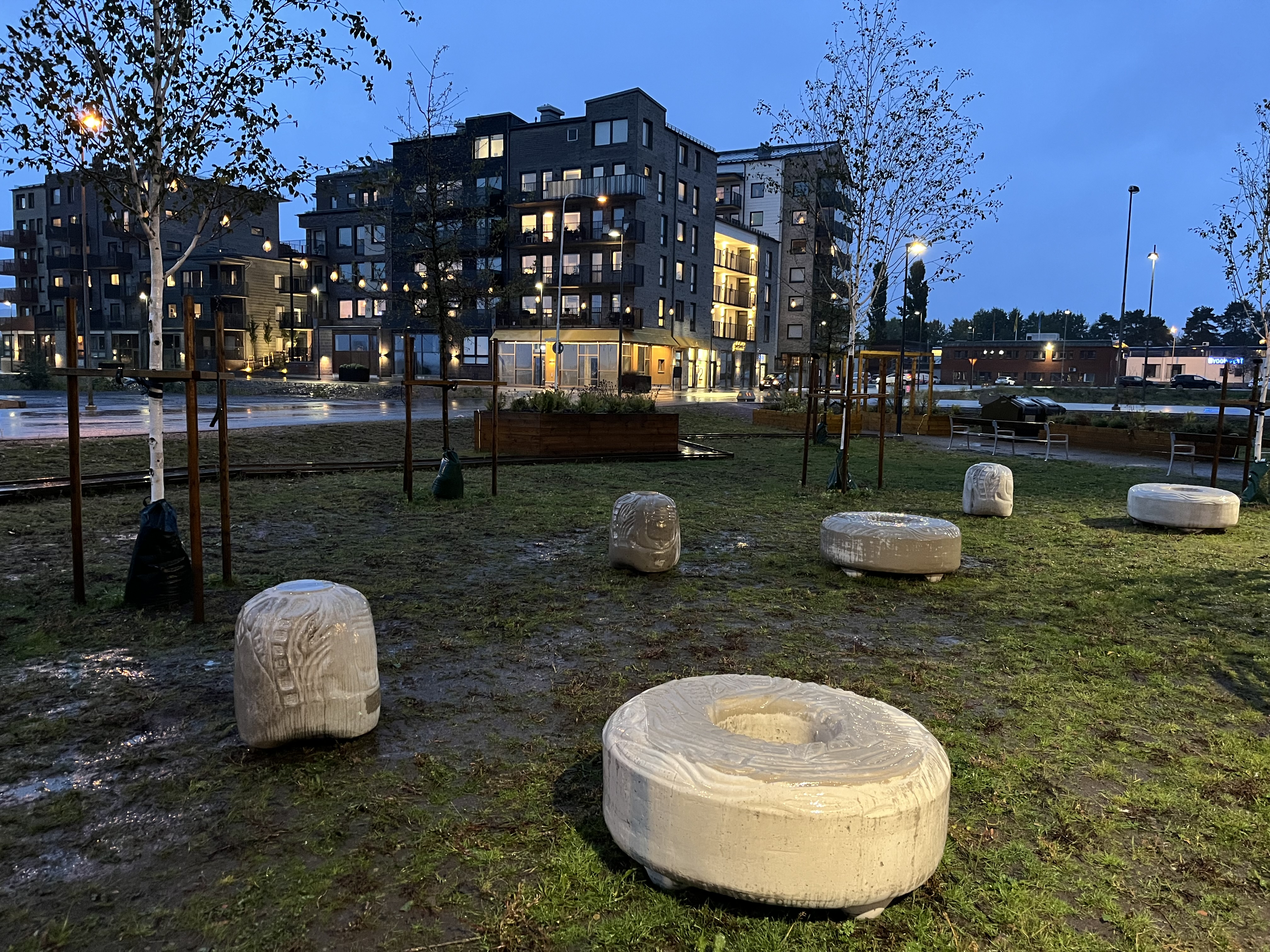 Munken och Munkens kompis står upplysta i mörkret.
