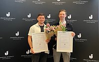 Stipendiaterna syns på med diplom och blommor mot en vägg med Jönköping Universitys logotype.