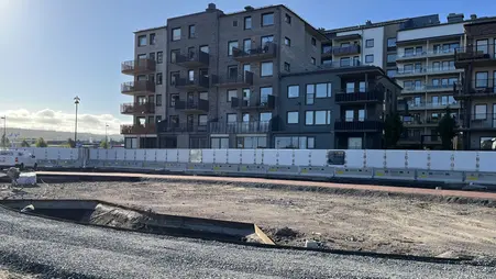 Parkettparken under byggnation med gångstråk och växtbäddar som håller på att anläggas.