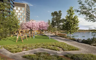 Grönskande park med rosa träd. Några barn leker framför en gungställning.