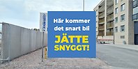 Delar av betongmuren. Text  i bild: "Här kommer det snart bli jättesnyggt".